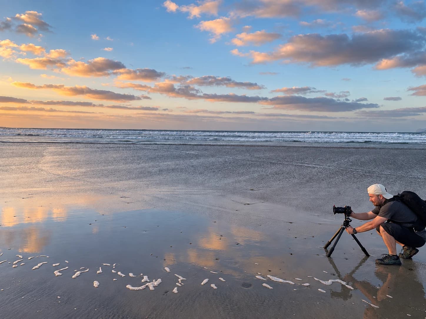 Jaime Hernández fotografía el mar desde la orilla al atardecer