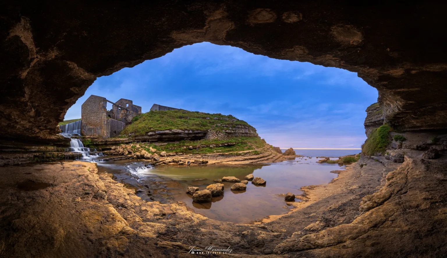 El mar al otro lado de la cueva · Molino de El Bolao, Alfoz de Lloredo, Cantabria