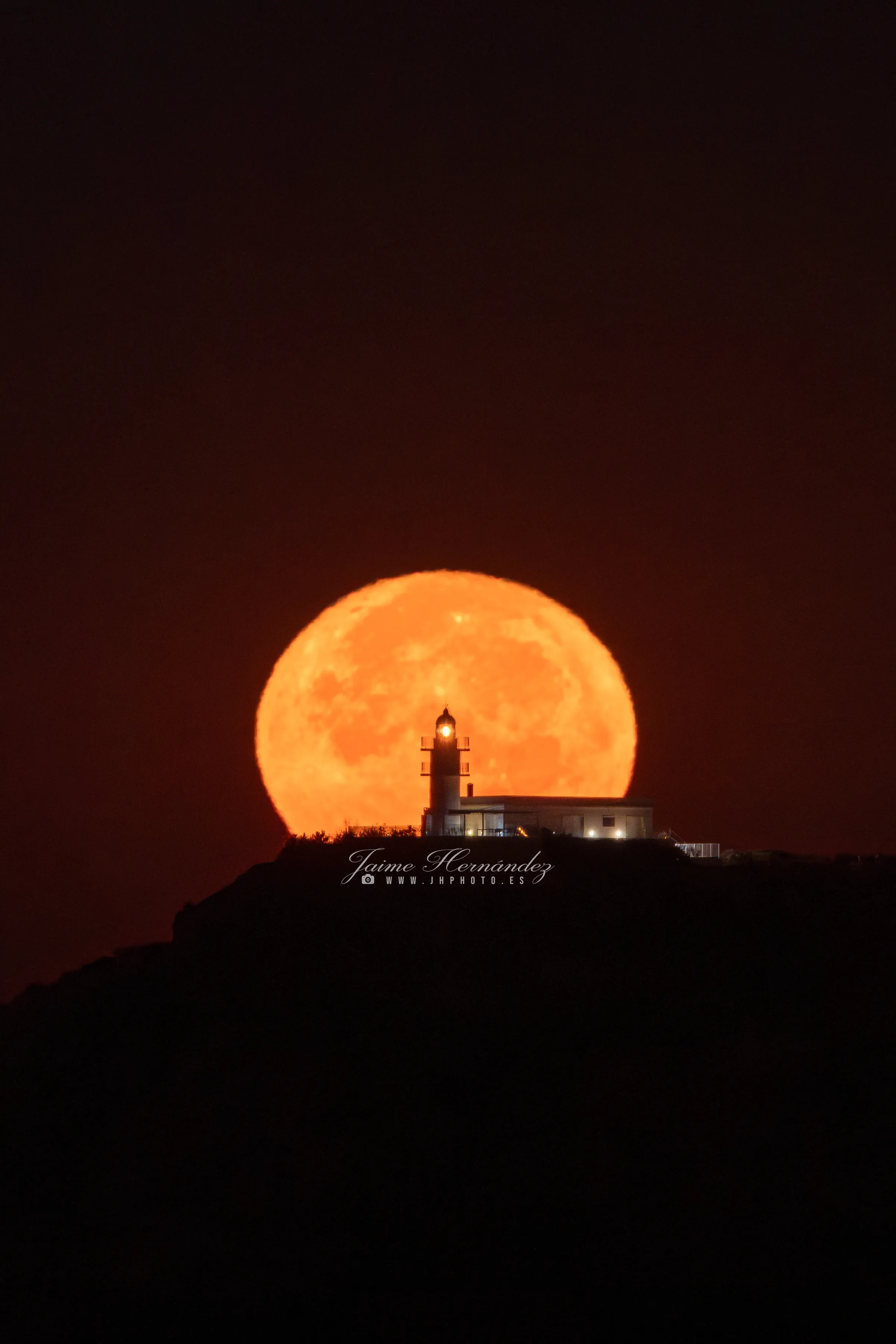 Un faro dentro de la luna · Faro de Puerto de Mazarrón, Puerto de Mazarrón, Región de Murcia