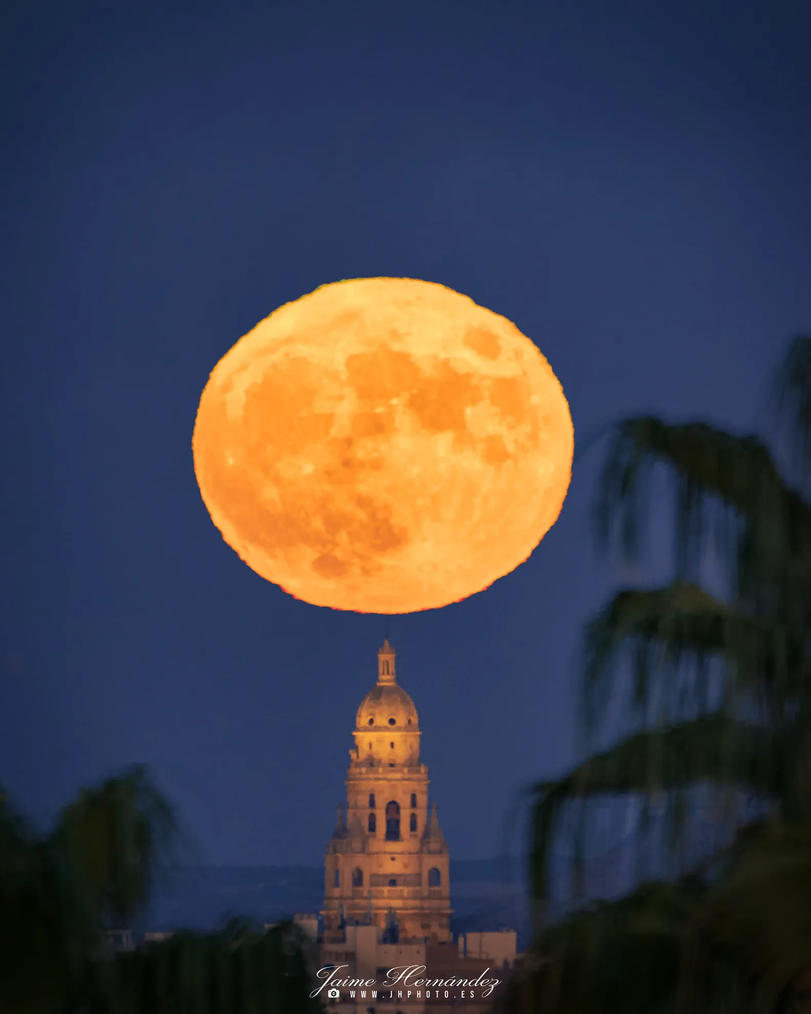 SuperLuna con la Catedral de Murcia