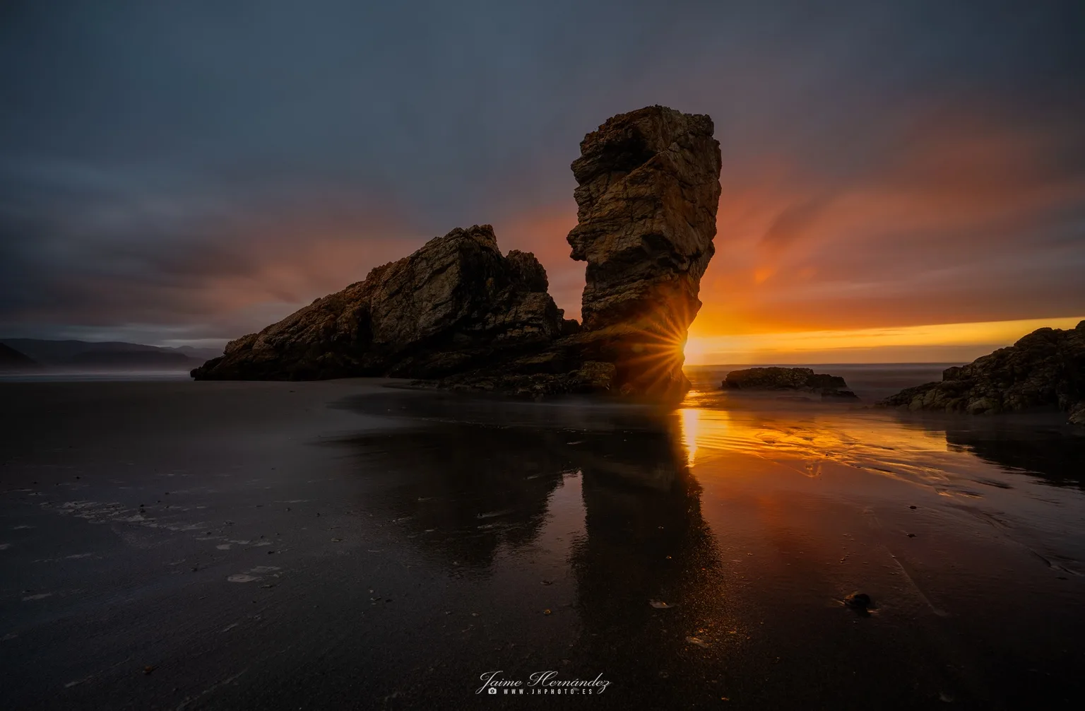 La luz se abre paso entre las rocas · Playón de Bayas, Castrillón, Asturias
