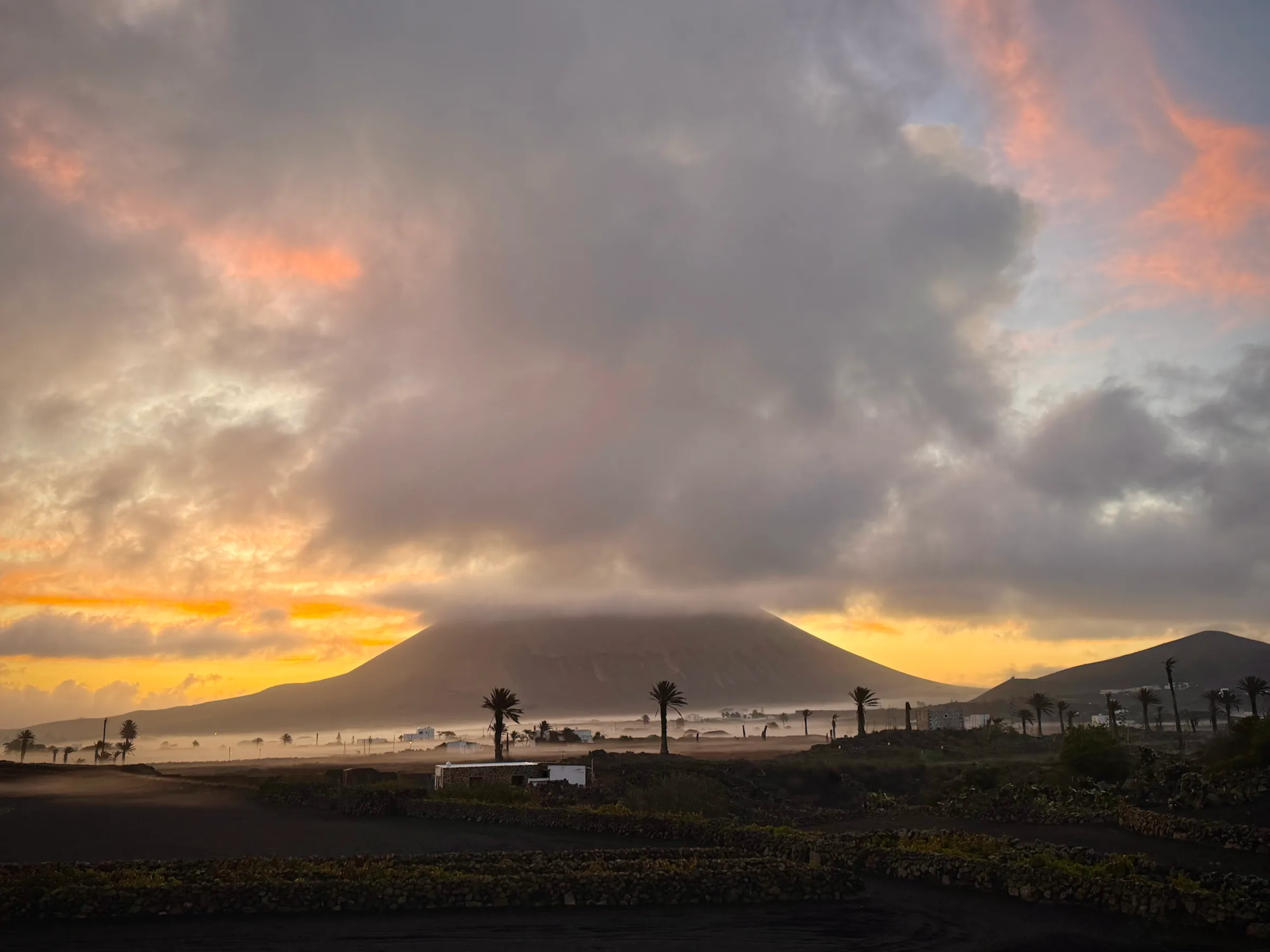 La Vegueta entre nubes y luz · Tinajo, Canarias