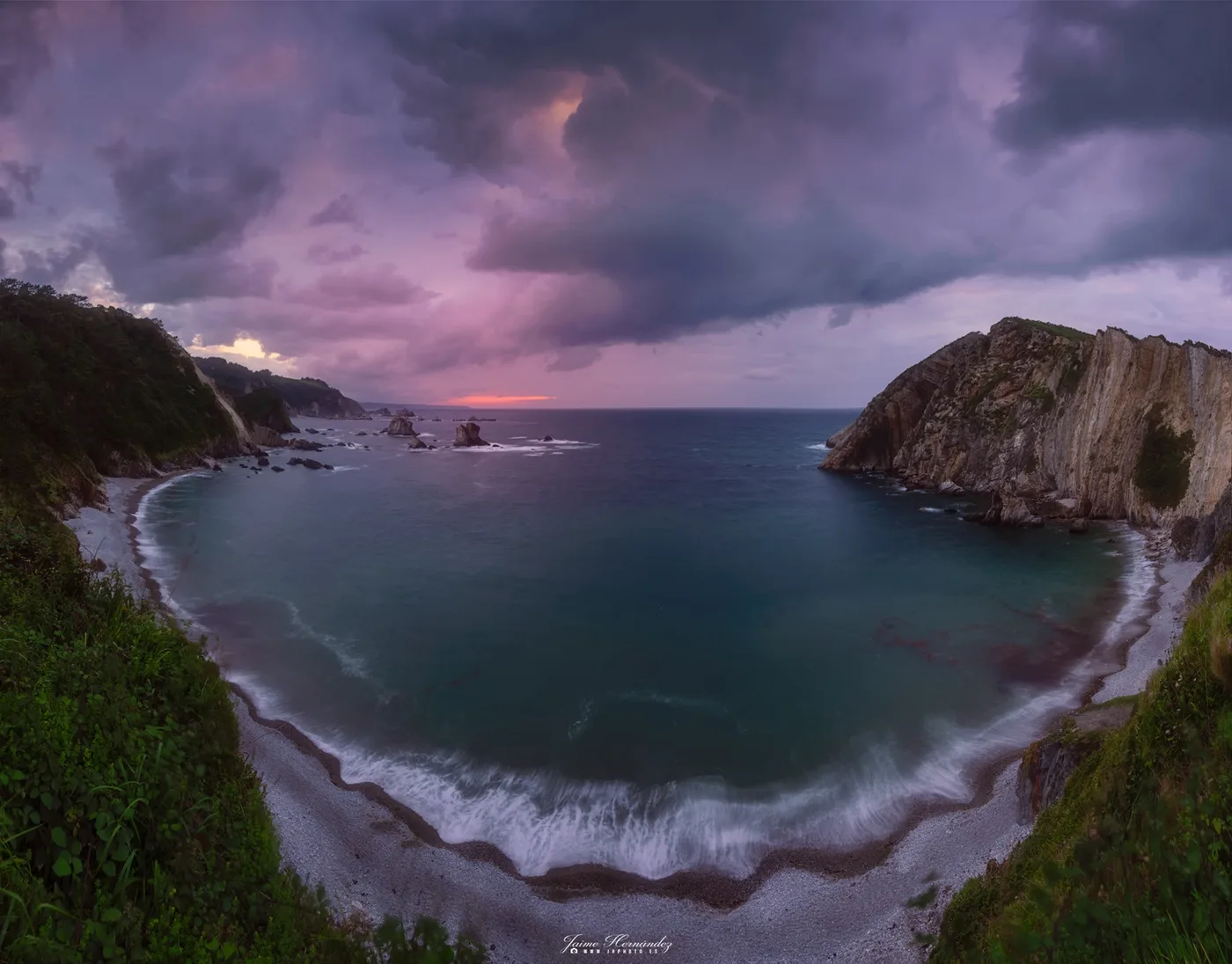 La calma bajo las nubes · Playa del Silencio, Cudillero, Asturias